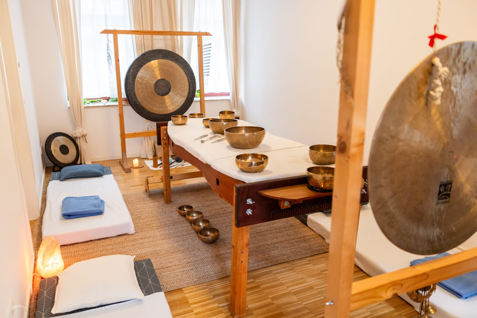 Klangraum mit Klangliege, Gongs und Matten